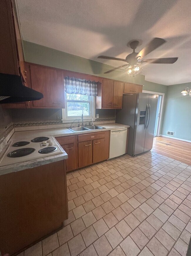 Building Photo - 3 bed, 2 full bath House in 40218 - $2,000/month