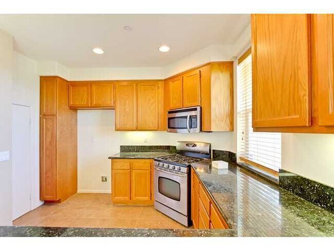 Building Photo - 2-bedroom Townhome in Campana at Rancho Co...