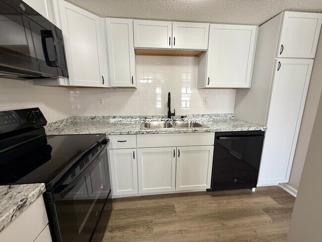 Building Photo - Stunning 2 Story townhome