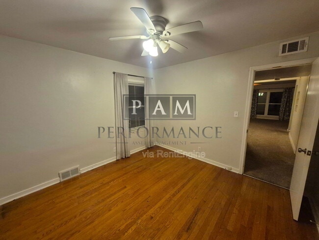 Building Photo - 1123 W Kendall Ave