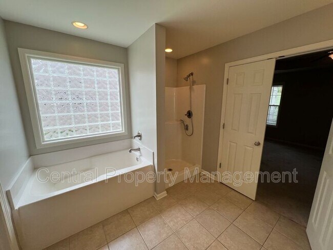 Building Photo - 107 Shalom Dr
