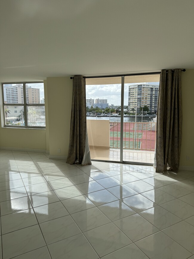 Building Photo - 1865 S Ocean Dr