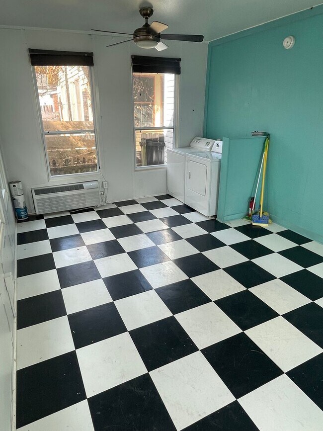 Building Photo - 2BD/1BA Shotgun w/ Huge Sunroom and Backyard