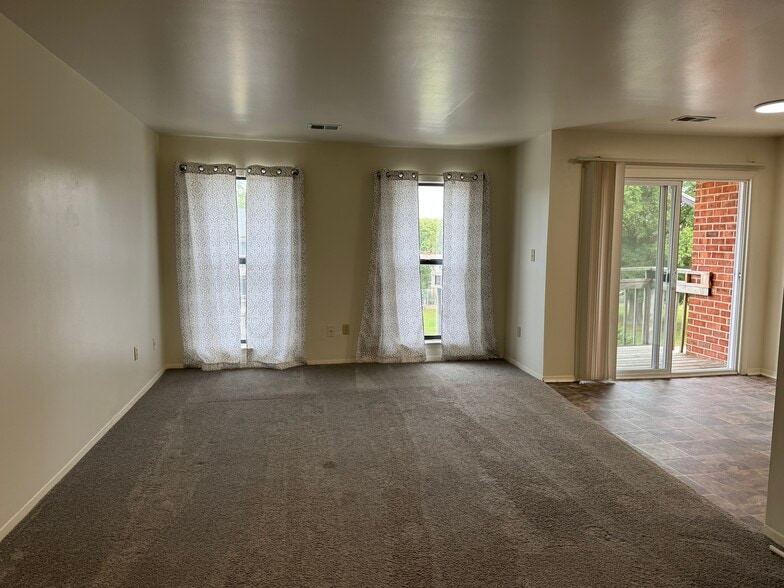 Building Photo - 1001 White Oak Rd