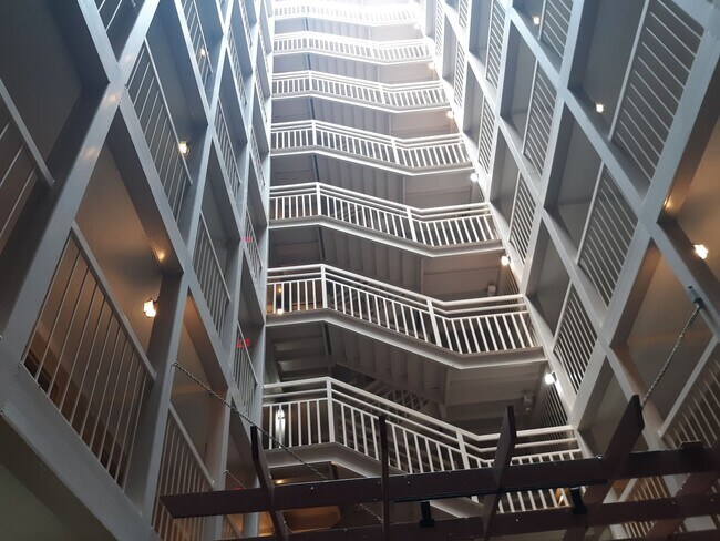 Building Photo - Marvellous Two Bedroom Condo With Perks!