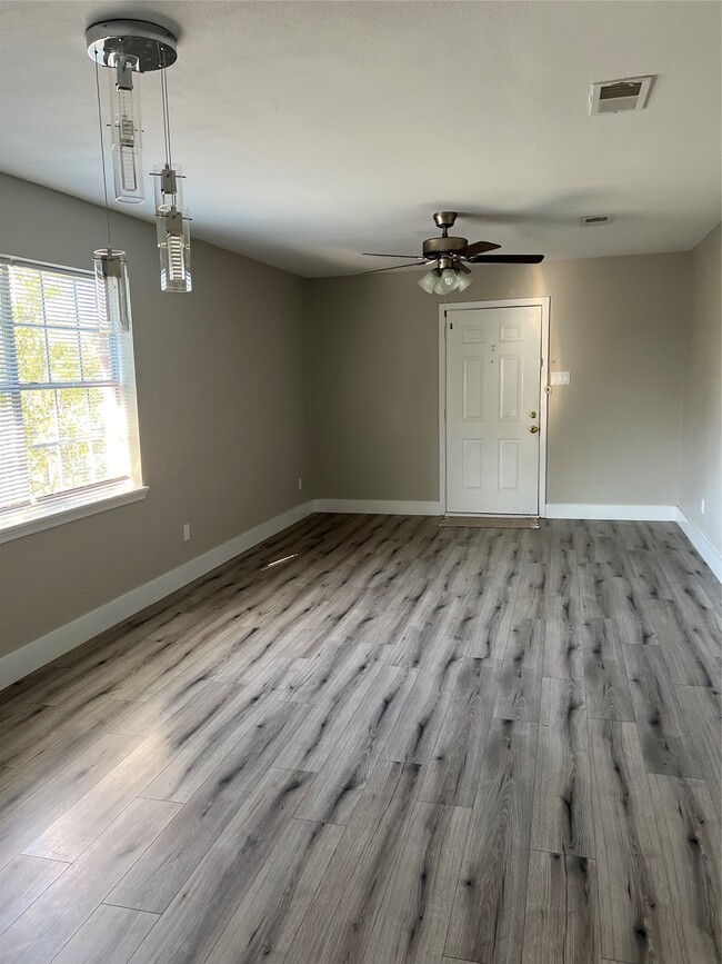 Building Photo - 511 Commerce St