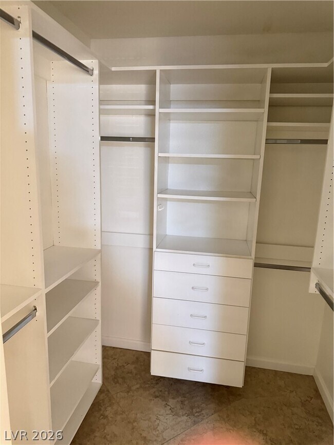 Building Photo - 1390 Hialeah Dr