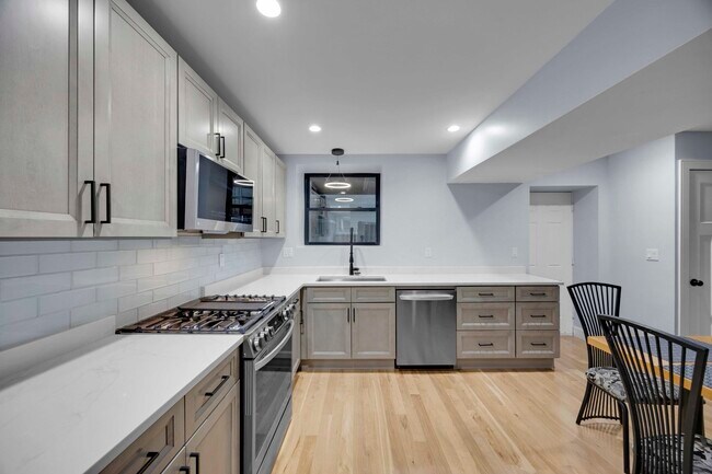 Building Photo - 2046 W Moffat St