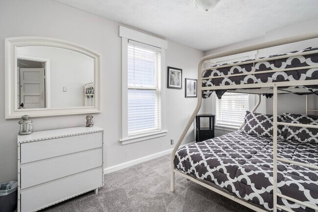 Building Photo - 802 Hamlet St