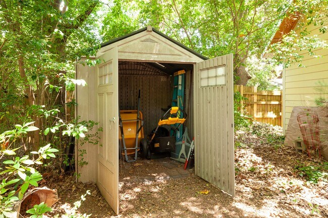 Building Photo - Beautiful 4/4 Plus Office, 4 Blocks From E...