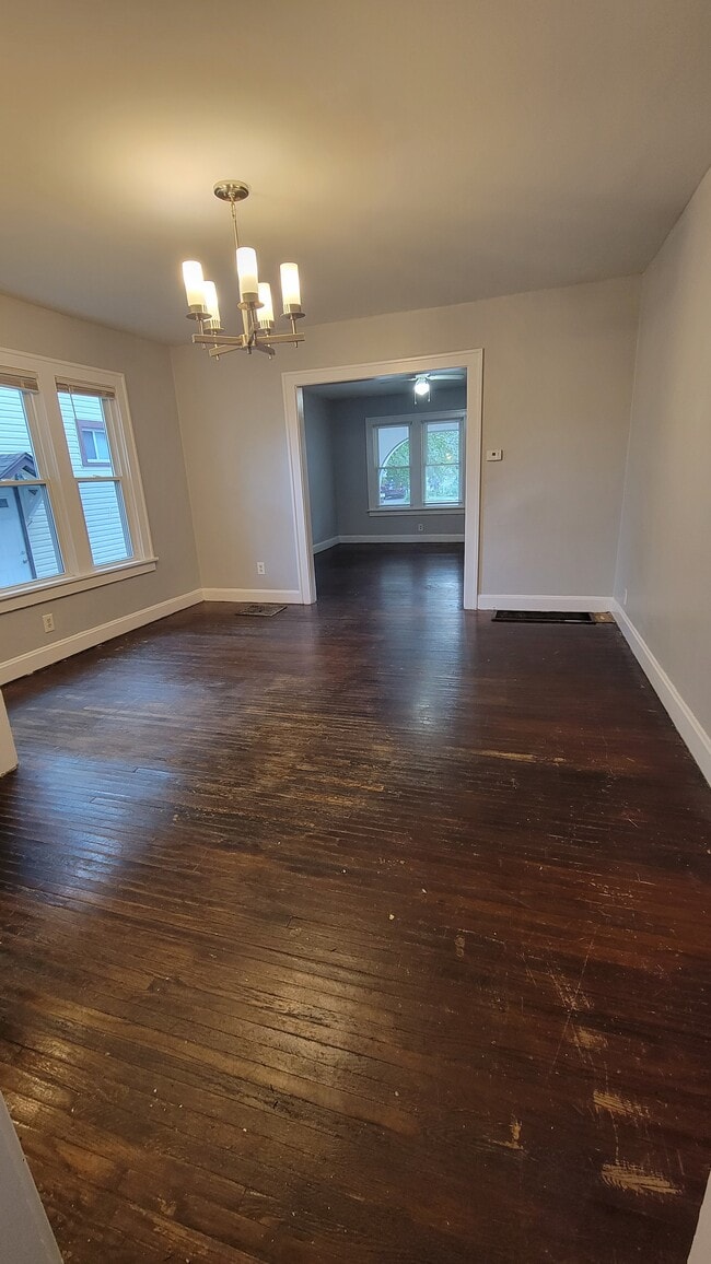 Building Photo - 40 N Roys Ave