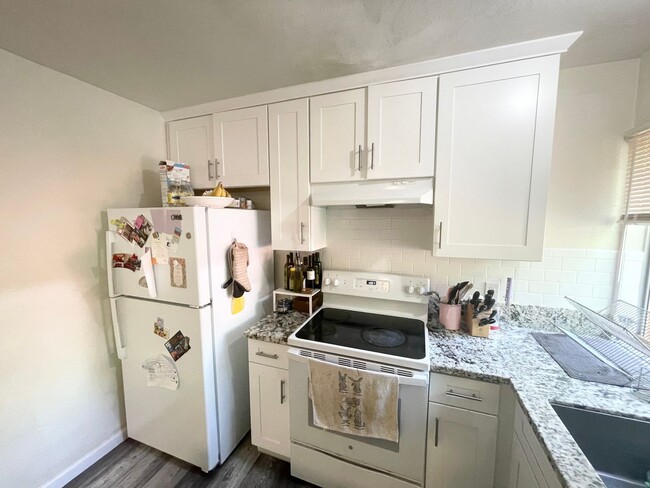 Building Photo - Remodeled Large 4 Bedroom 2 Bath Condo  in...