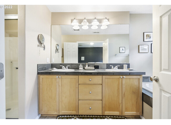 master bathroom, deep tub - 17080 SW Pleasanton Ln