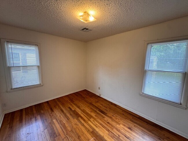 Building Photo - Norman 2 bed cutie, clean and ready for move in!  covered porch and storage shed!