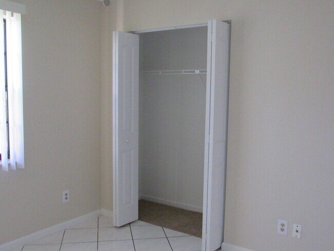 Building Photo - 1065 Manor Dr