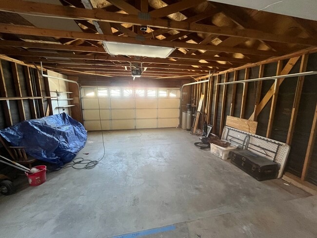 Building Photo - 402 Oakwood Ct