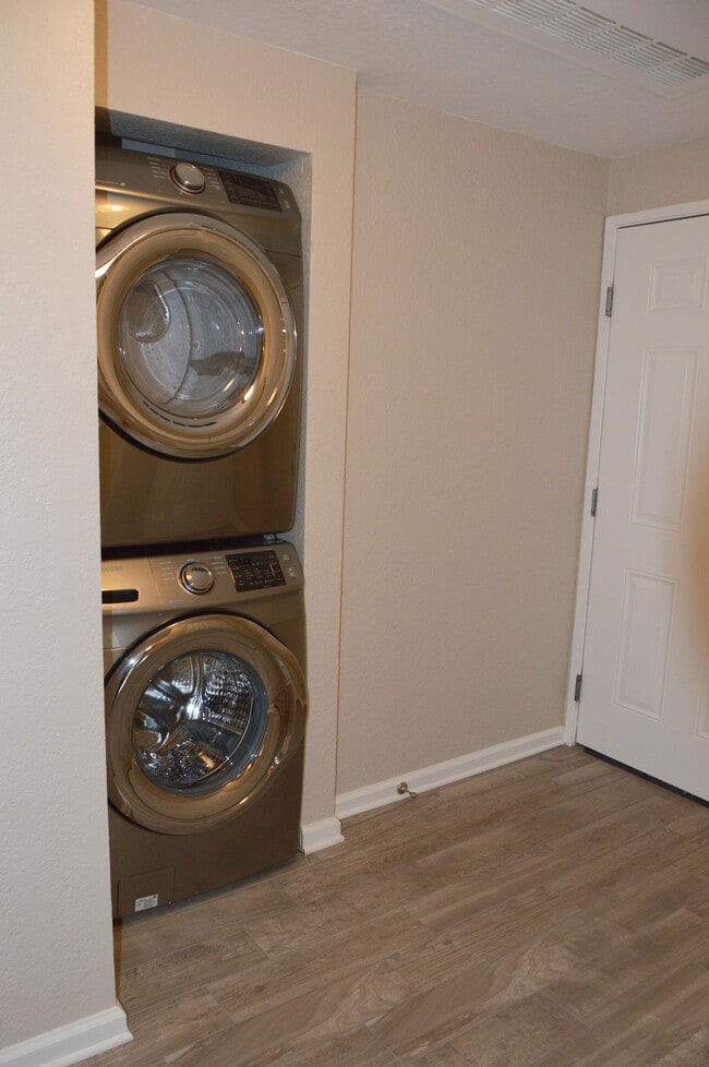 Washer/Dryer in Unit - 838 Pine Ave