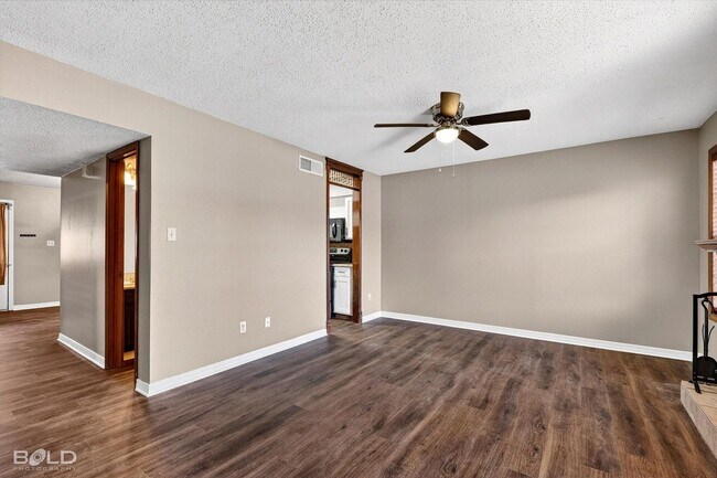 Building Photo - Harts Landing - Right next to the pool! One month half off rent!
