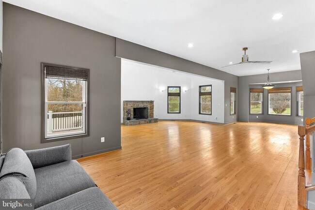 Building Photo - 19451 Youngs Cliff Rd