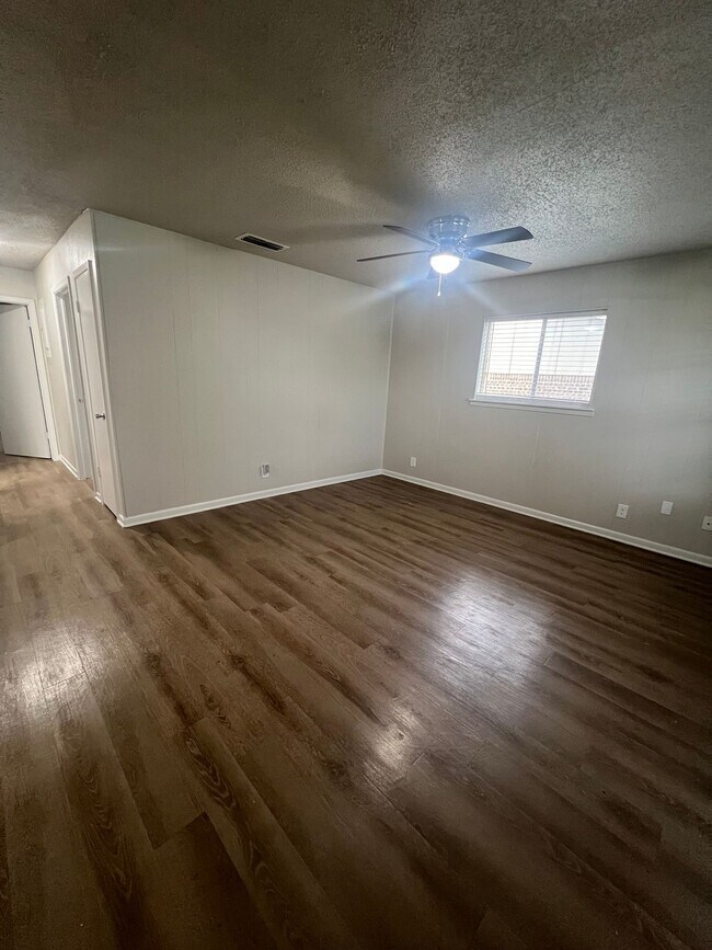 Building Photo - RENOVATED DUPLEX