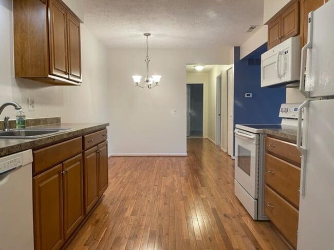Building Photo - 2 Bedroom Condo - 1.5 Baths, Community Pool, Central AC
