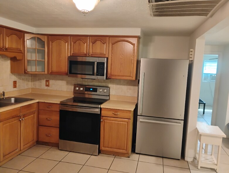 Building Photo - 2050 Holiday Dr