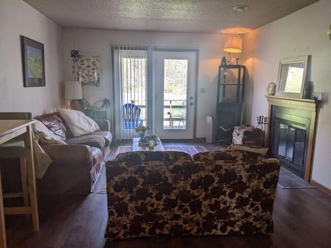 Building Photo - 3 Bedroom, 2 Bath Duplex in North Side Iowa City