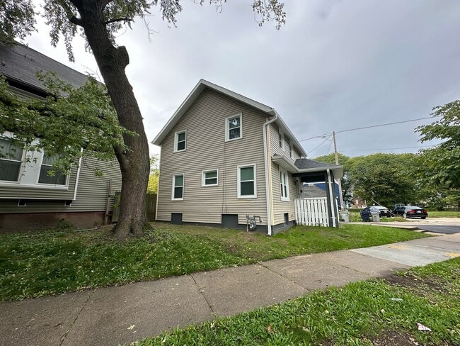 Building Photo - Renovated 2BR/1BA Rent to Own Home with Dr...