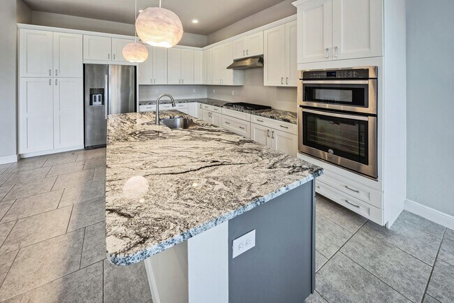 Building Photo - 2/2+Den Coach Home Available Annually!