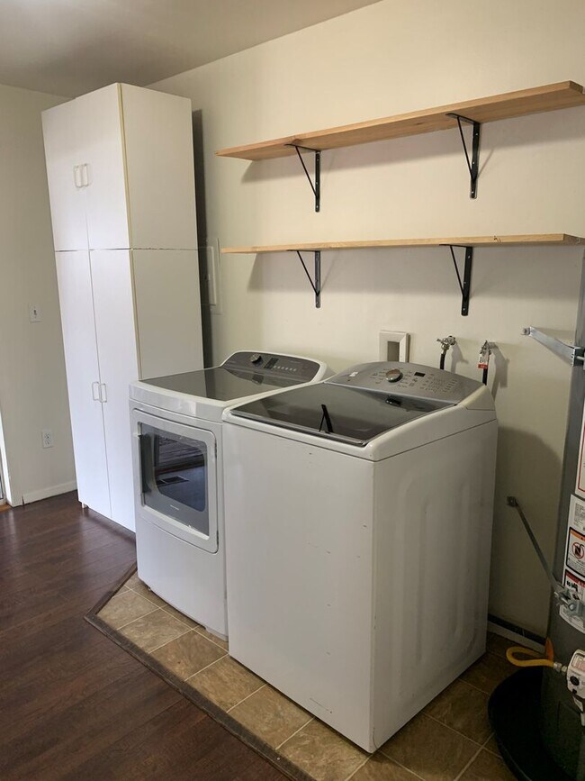 Building Photo - 2 Bedroom House