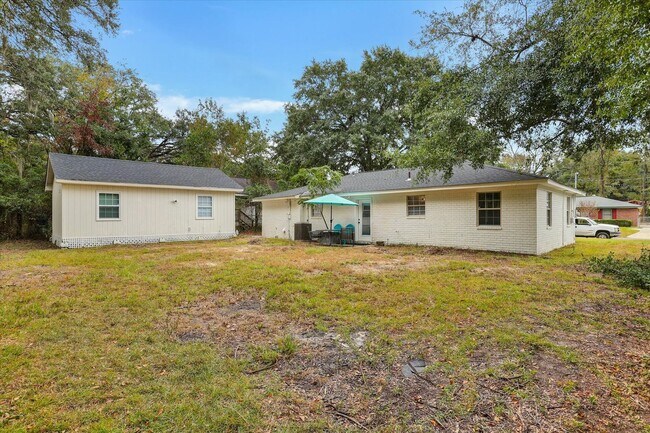 Building Photo - 4 Bedroom, 2 Bath Brick Home in Savannah