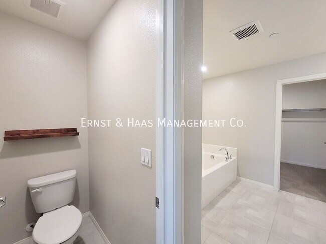 Building Photo - 14414 Strawberry Ln