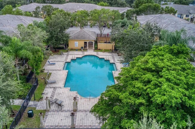 Building Photo - 500 Crestwood Ct S