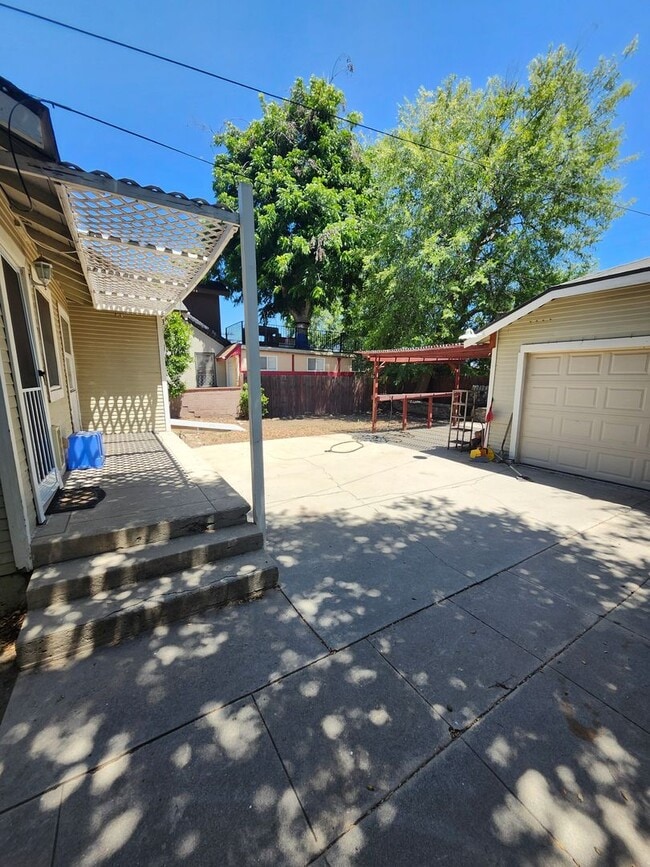 Building Photo - Charming Colonial-Style 2-Bedroom Home in ...
