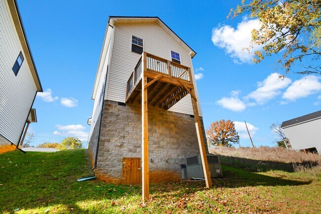 Building Photo - Pet Friendly Three Bedroom!