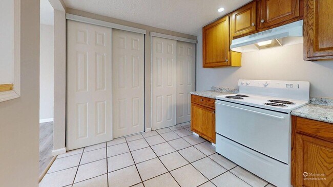 Building Photo - Elyria - updated 2 bedroom/1 bath townhouse.