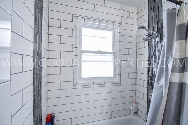 Building Photo - 2 Bedroom 1.5 Bath Home