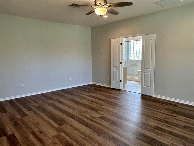 Building Photo - 121 Post Oak Ln