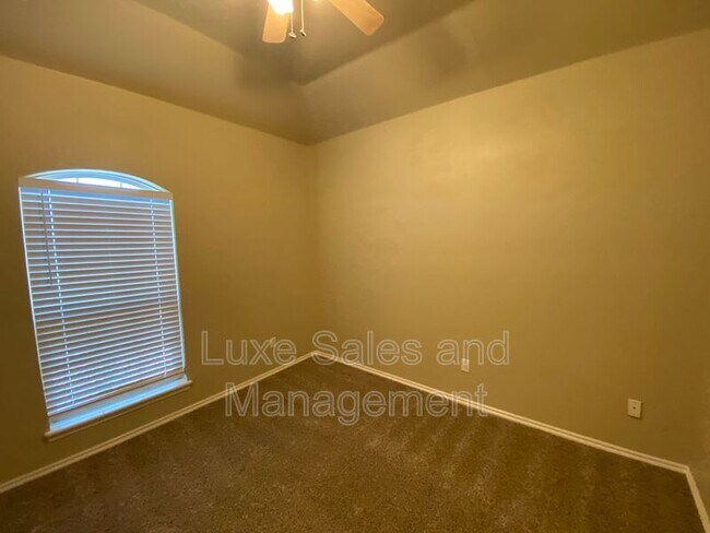 Building Photo - 640 E Linden Ln
