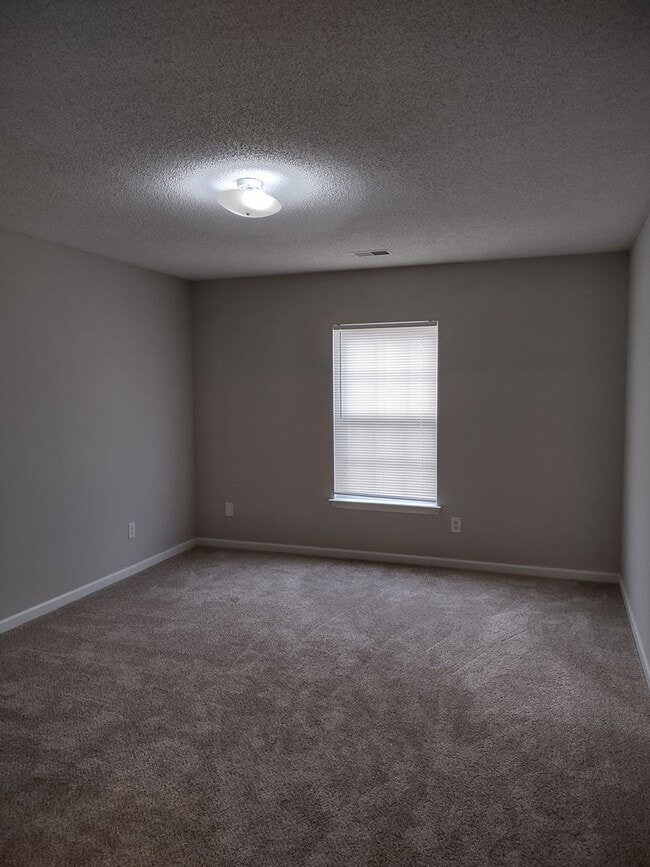Building Photo - GREAT Four Bedroom Home Located in the Sum...