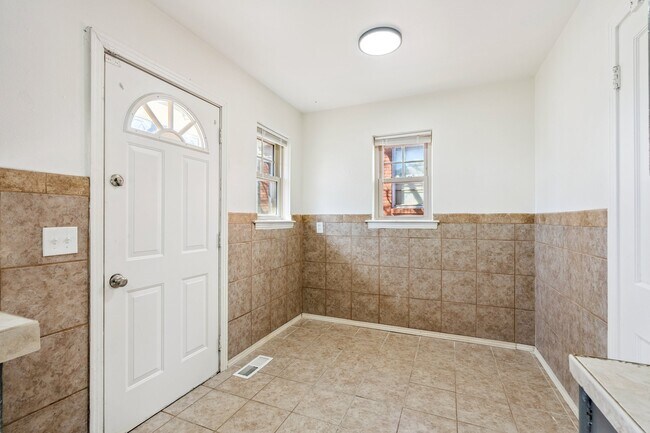 Building Photo - 1412 NE 38th St