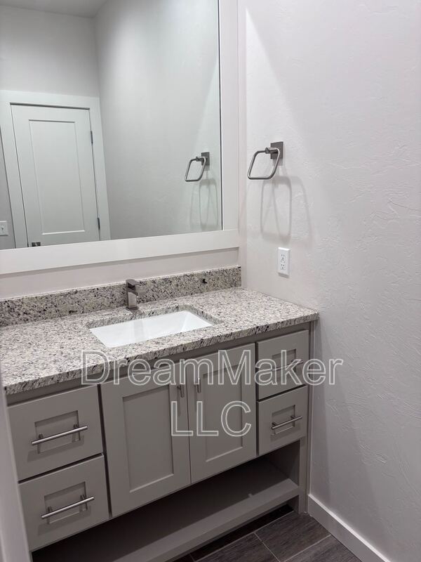 Building Photo - 900 Apple Blossom Wy