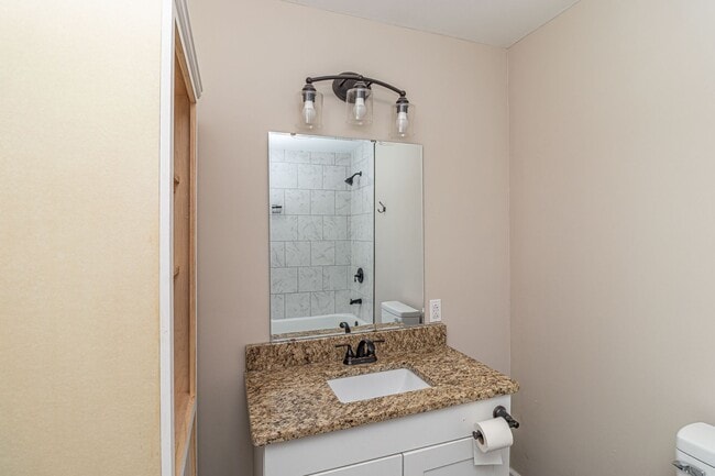 Building Photo - Cute 3 Bed/2 Bath Farmhouse!