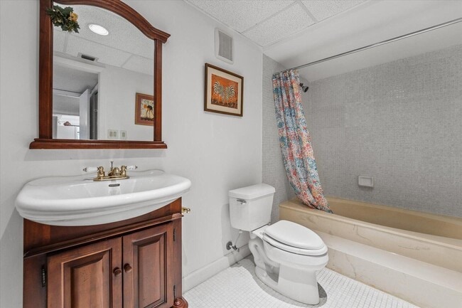 Building Photo - 16251 Golf Club Rd