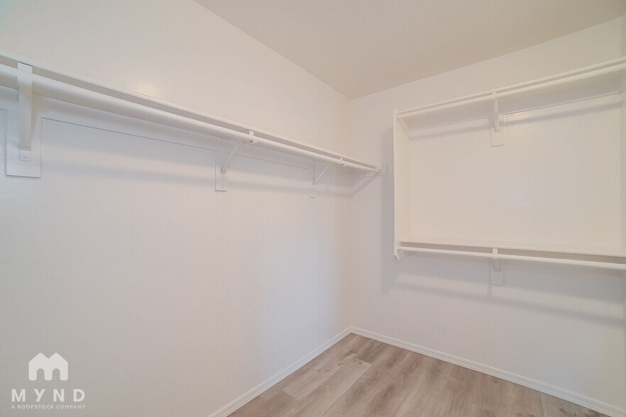 Building Photo - 2236 S 82nd Ln