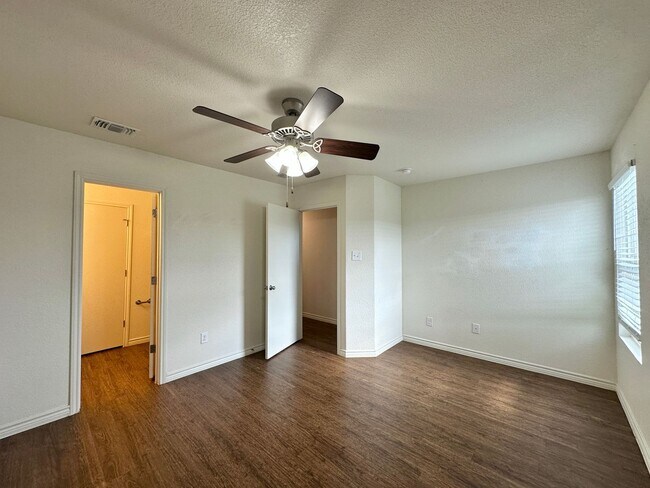 Building Photo - 901 Lasso Dr