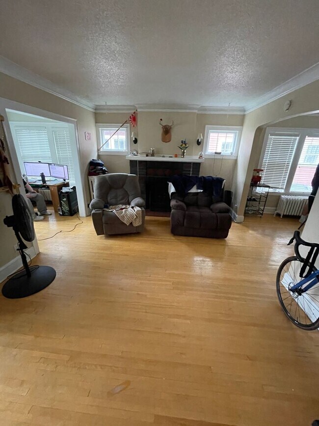 Building Photo - 2021-2023 E 6th St