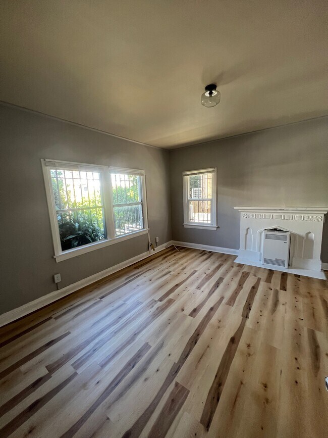 Building Photo - 1423 N Martel Ave