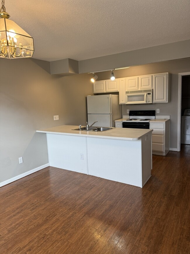 Building Photo - 5602 Thornbriar Ln