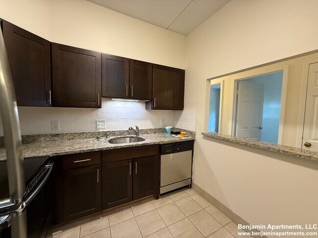 Building Photo - 736 Highland Ave